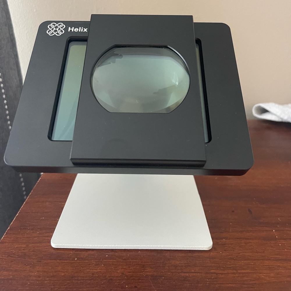 Helix auto darkening lens with magnifying lens
